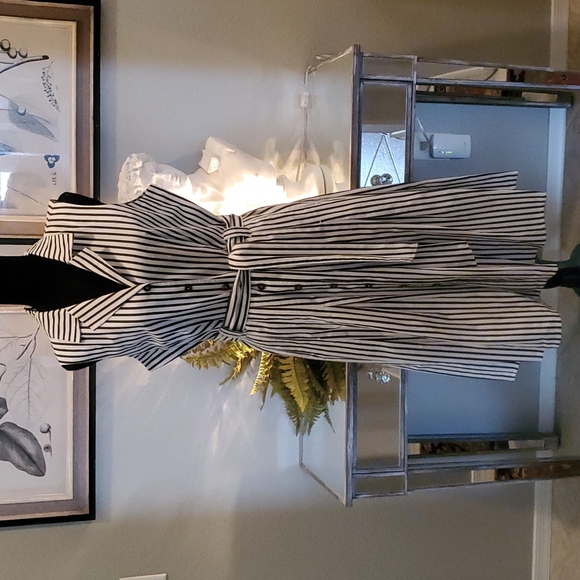 Classic sleeveless dress, very flattering.  100% cotton - Picture 2 of 8